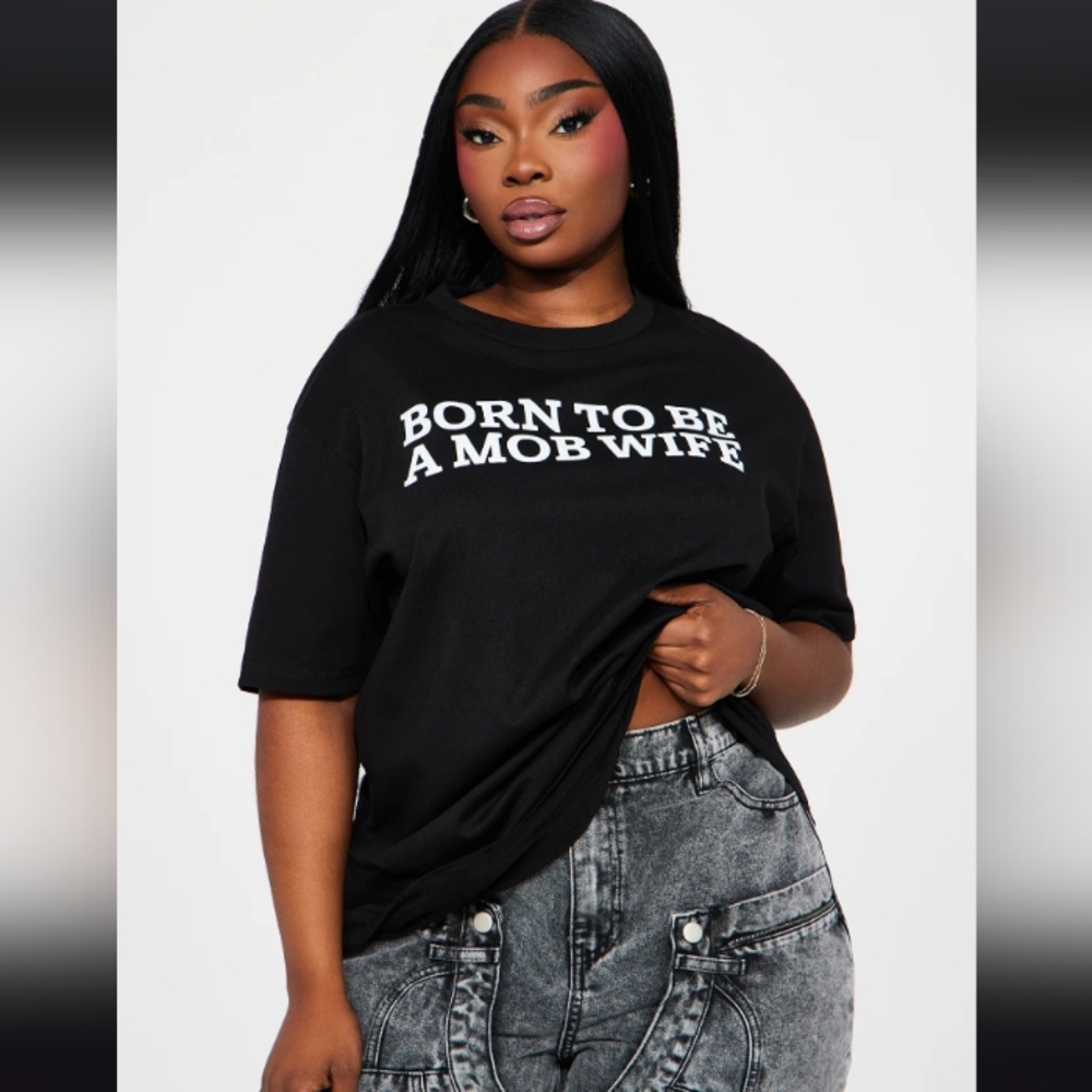 Born To Be A Mob Wife Graphic Tee - Black